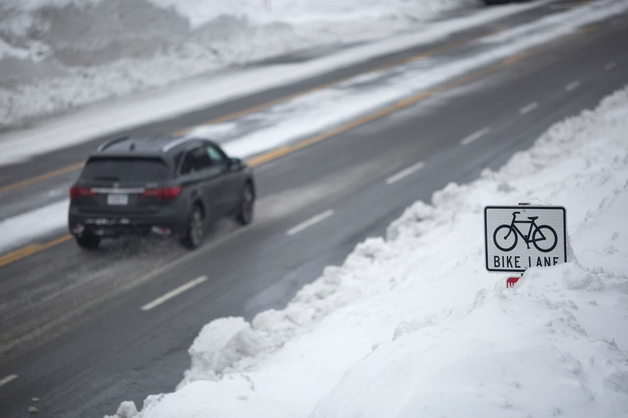 La cantidad de nieve continúa aumentando en el poblado de Mammoth Lakes, a 330 millas de San Francisco, tras el paso de varias tormentas a lo largo de California.