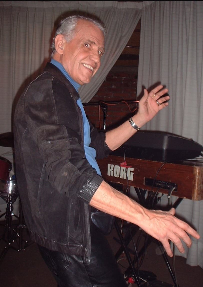 Fechada en 2006, esta es la última fotografía que se tiene de Tito Bauche antes de su doloroso suicidio. Aunque trataba de mantener el buen humor, su organismo ya estaba muy dañado y sus deseos de morir pudieron más incluso que el amor de sus allegados.