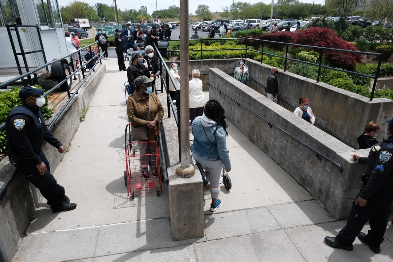 Se distribuyen alimentos de manera gratuita el 19 de mayo en el complejo residencial Spring Creek Towers en Brooklyn.
<br>El área dentro y alrededor del complejo de apartamentos Spring Creek Towers presenta, según los más recientes datos, la tasa de mortalidad por coronavirus más alta en la ciudad de Nueva York: 612 casos por 100,000.
<br>