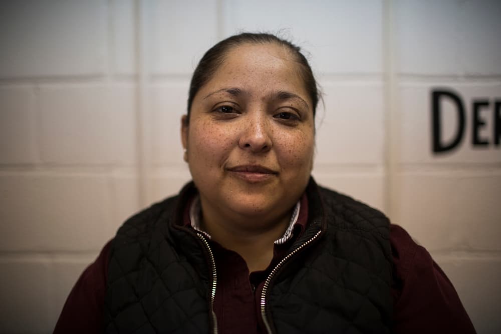 Ivonne López de Lara, una de las trabajadoras de la Casa del Migrante, se ocupa de encontrarle trabajo a los deportados y a los migrantes que se quedan a las puertas de Estados Unidos. Sin papeles para trabajar en México, algunos acaban en viveros, restaurantes, guarderías o empresas de construcción.
