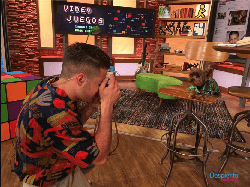 Nuestro Tobi también se unió al retro show.