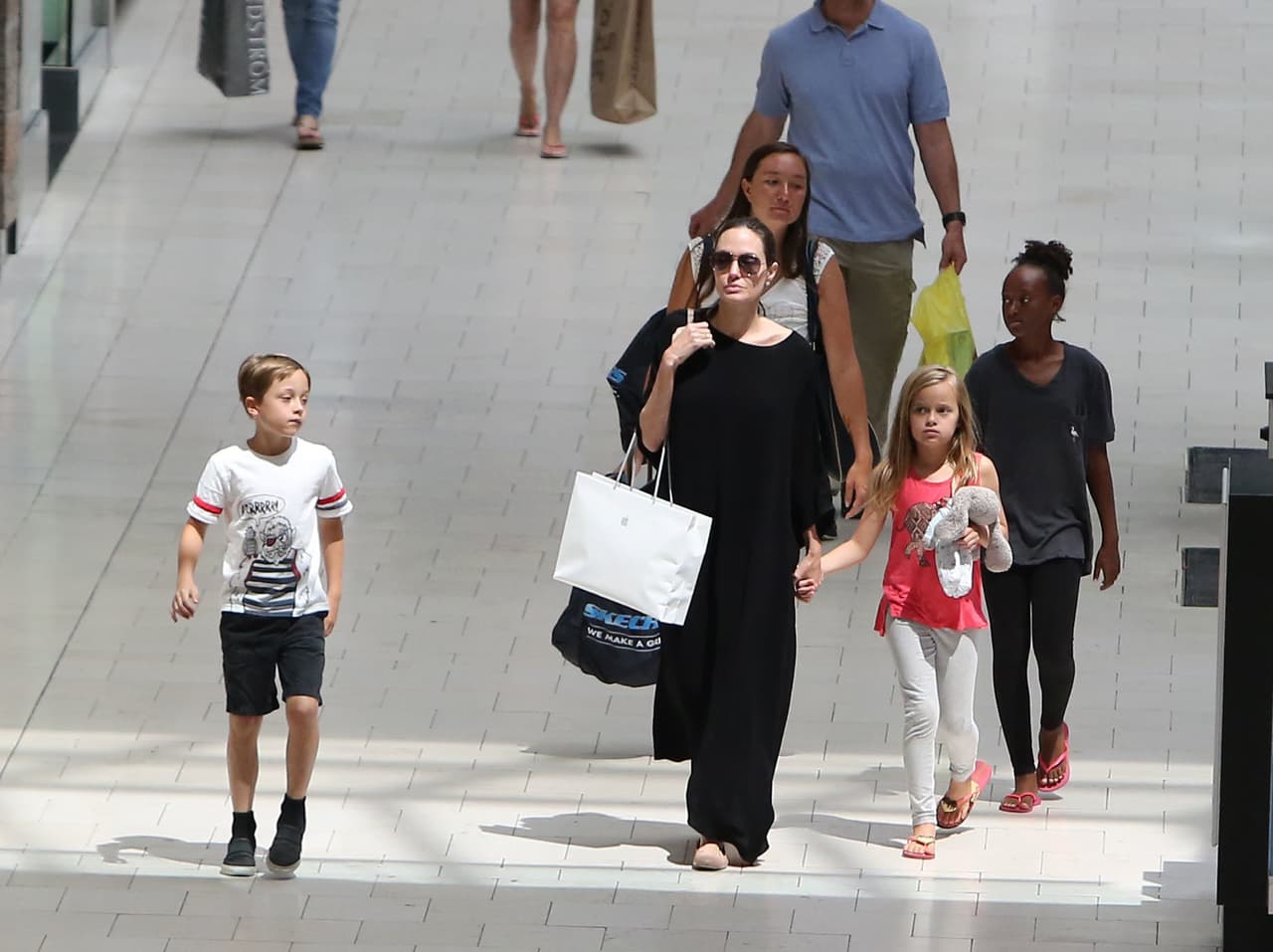 Compraron nada más algo de la tienda de Apple y su niñera llevaba una bolsa con zapatos y 'sneakers'.