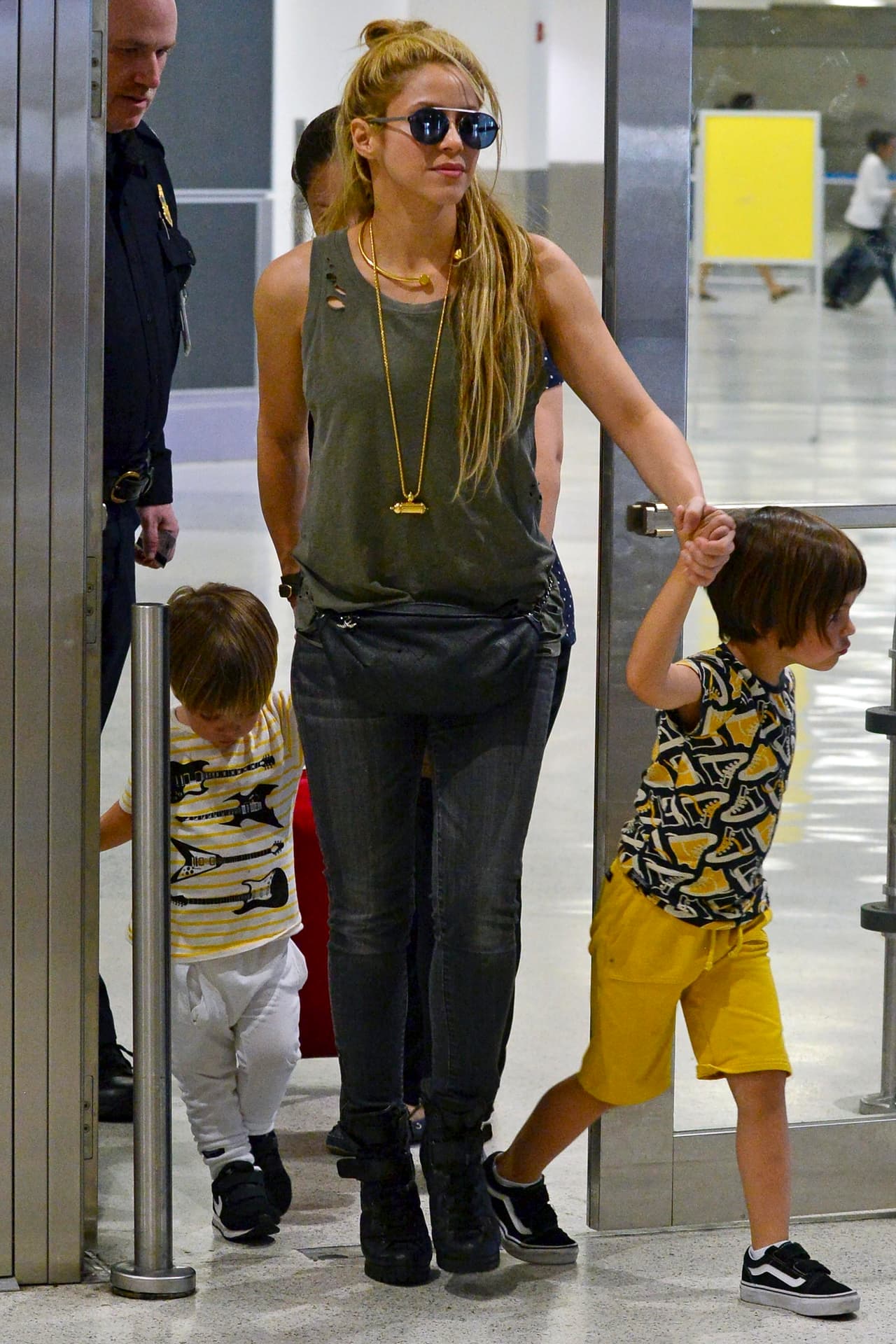 Pero ahora los genios de la moda atinaron a cambiarle el nombre de riñonera por uno más chic: 'Belt bag'.