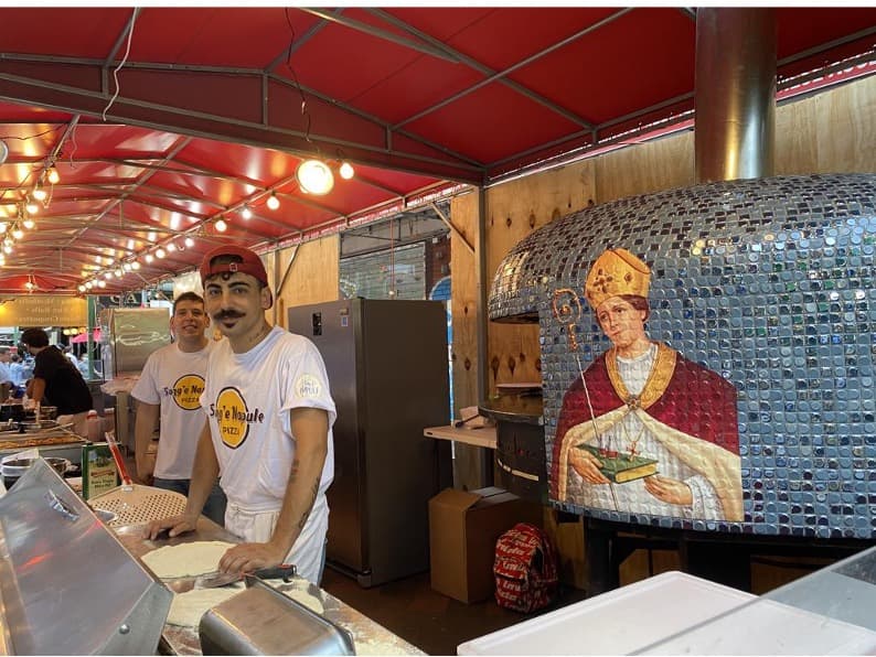 La imagen de San Gennaro, el santo protector contra incendios, terremotos, plagas, sequías y la erupción del monte Vesubio se encuentra en varios puestos.