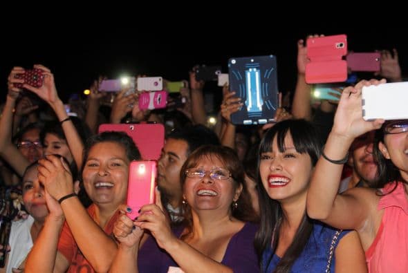 El Dasa revolucionó Phoenix con su voz y carisma, enloqueciendo a miles de fans que los esperaban ansiosas. El chulo causó furor con sus movimientos sexy y desafió seguridad para acercarse y bailar con sus consentidas.