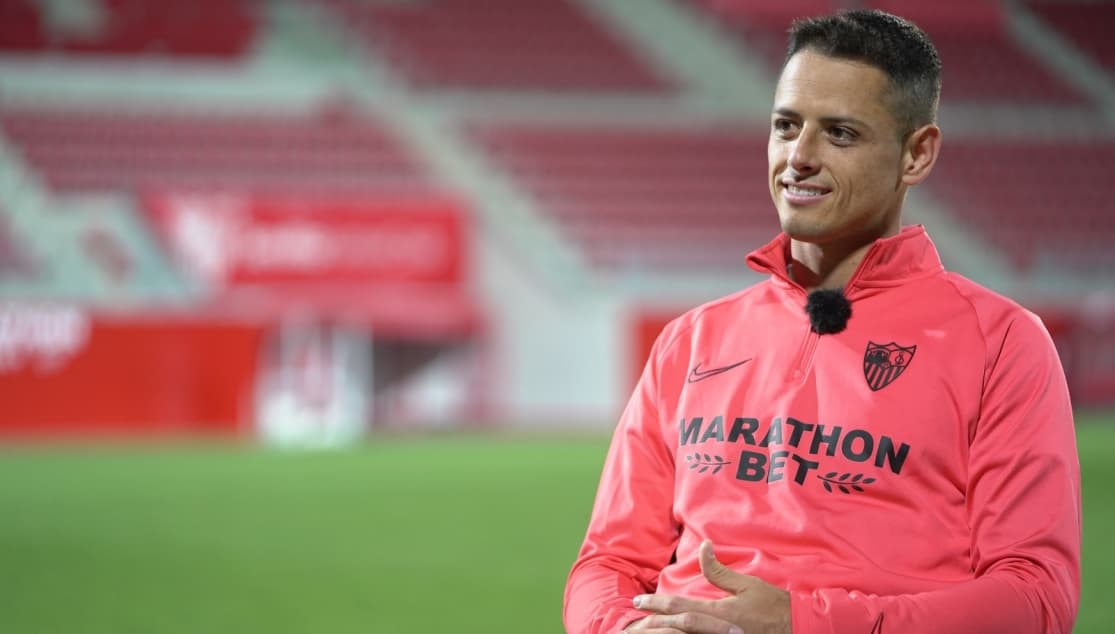 Chicharito debuta como titular en LaLiga con Sevilla
