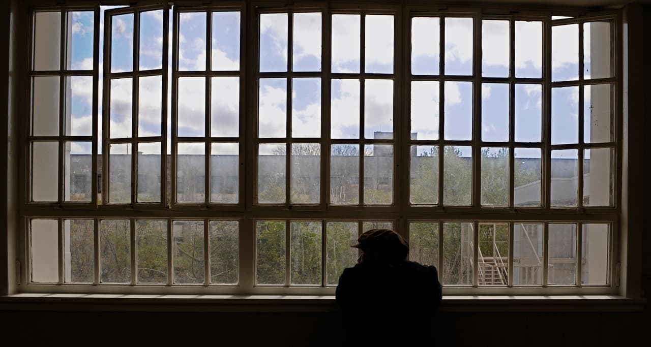 Uno de los tratamientos más famosos y controversiales de Bedlam era su "terapia de rotación", en la que ponían a un paciente en una silla suspendida del techo y luego la giraban a una velocidad de 100 veces por minuto, provocando vómitos y fuertes dolores. Sorprendentemente, fue una medida inventada por Erasmus Darwin, abuelo de Charles.