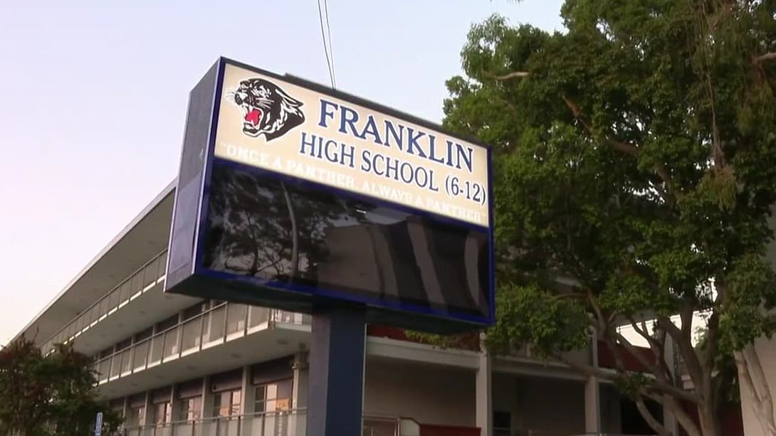 "Les importa más el dinero": Madre tras la muerte por una caída de un estudiante en escuela de Los Ángeles