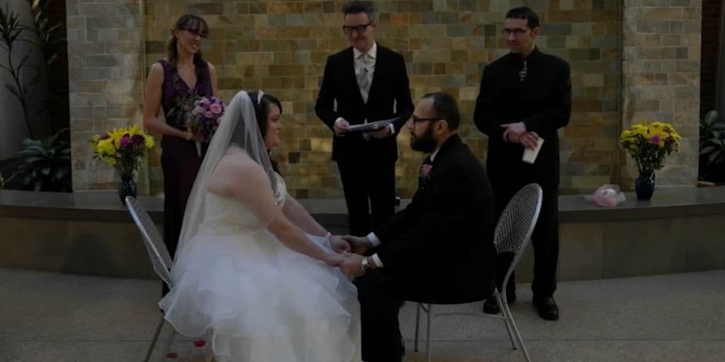 En un área de la institución familiares, amigos y empleados fueron testigos del momento cuando la pareja hispana se juró amor eterno. 
<br>