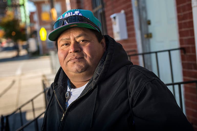 El inmigrante hondureño José Cedillo fue diagnosticado con diabetes y, con el tiempo, la enfermedad le impidió seguir trabajando como cocinero. Por su estatus migratorio no pudo conseguir seguro médico. Ahora duerme en las calles.