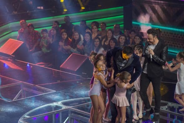 Caras graciosas, bromas, muestras de afecto y selfies con los fans, de todo pasa en el backstage y los famosos lo saben. Mira todo lo que no pudiste ver en la gala cinco de Me Pongo De Pie.