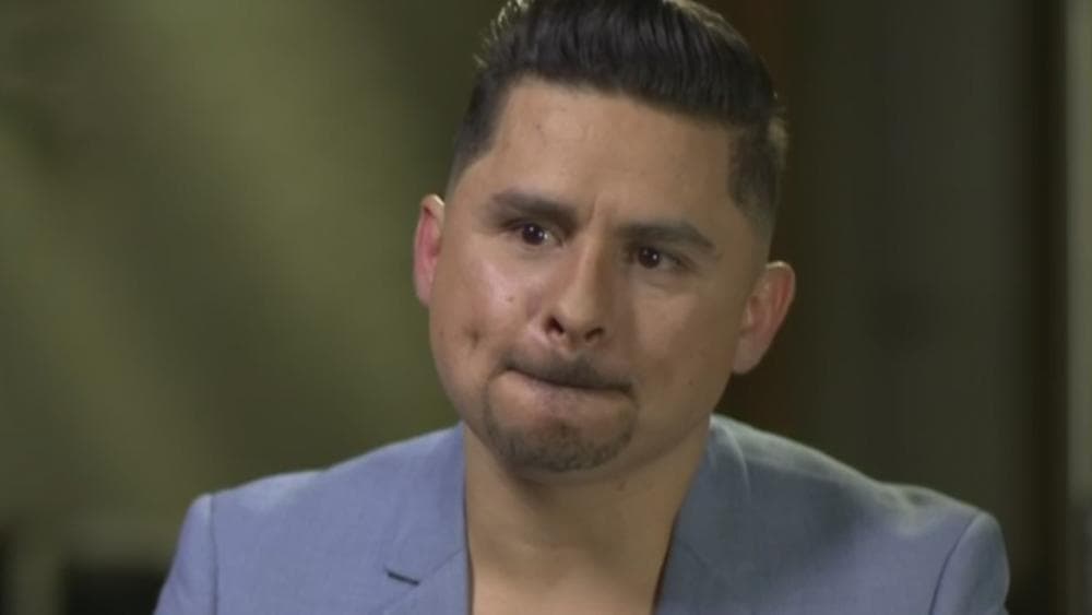 Larry Hernández pasó momentos muy difíciles en la cárcel en Carolina del Sur, donde estuvo por 30 días ya que enfrentaba una demanda de secuestro y actualmente está aún en libertad condicional. Cada vez que el cantante recuerda esos momentos no puede evitar el que sus ojos se pongan llorosos.