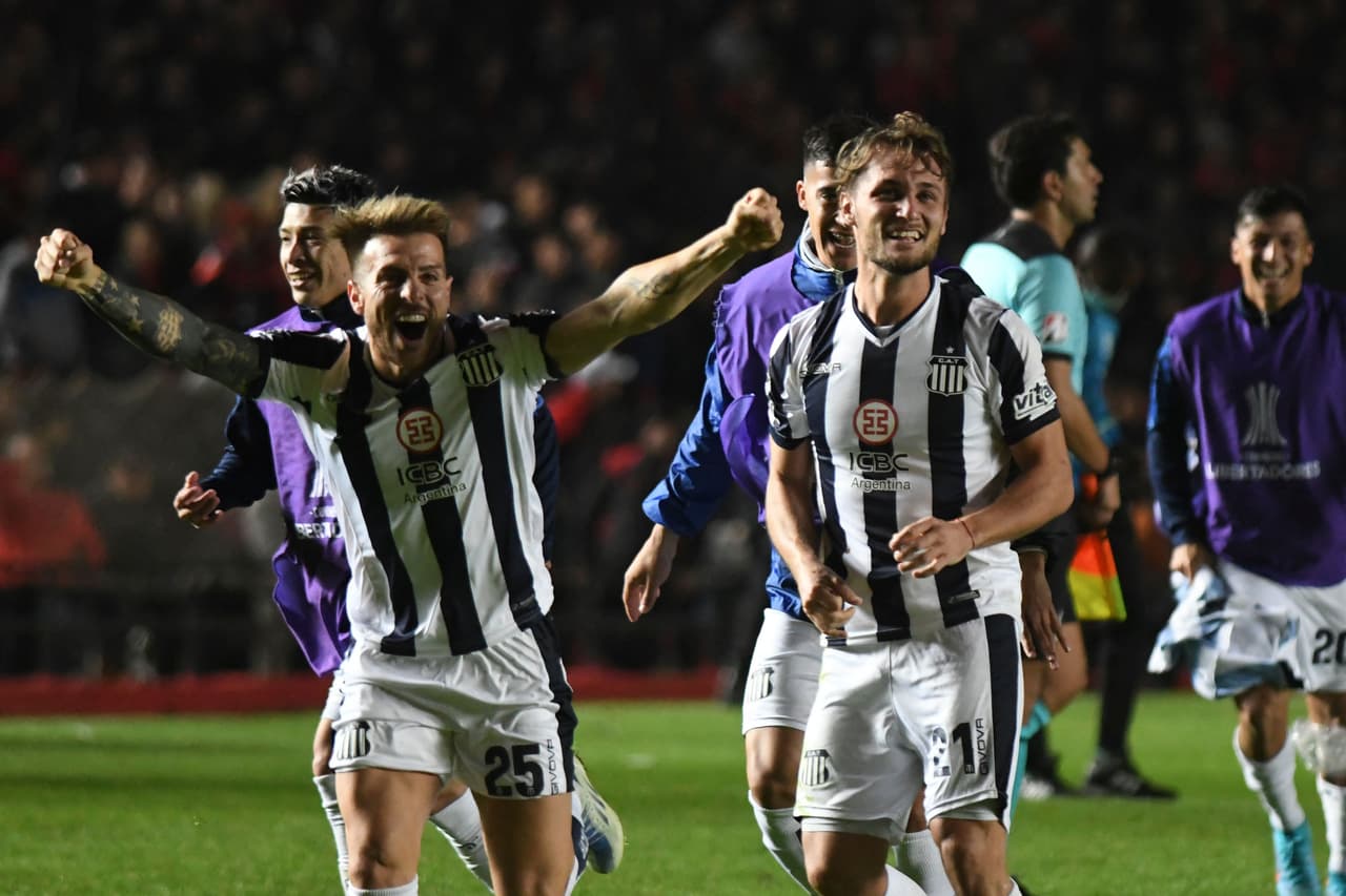 Talleres de Córdoba se impuso 0-2 a Colón en el Estadio Brigadier López para meterse entre los mejores ocho de la Copa Libertadores gracias a un global de 1-3.