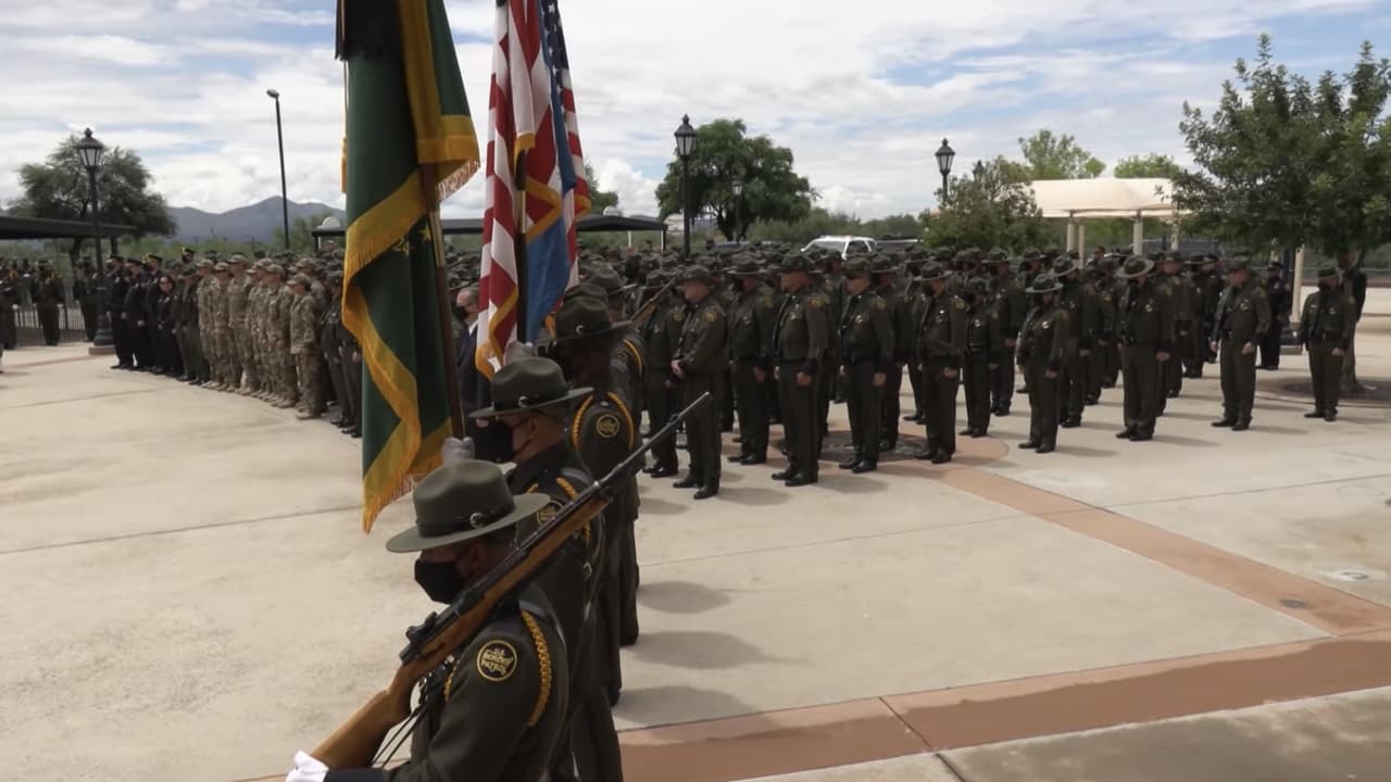 Con escolta de honor, disparos al aire y helicópteros le dieron la despedida a uno de los agentes de Búsqueda y Rescate de la agencia migratoria, de los entrenados para buscar a los inmigrantes que piden ayuda cuando estar perdidos o abandonados en el desierto.