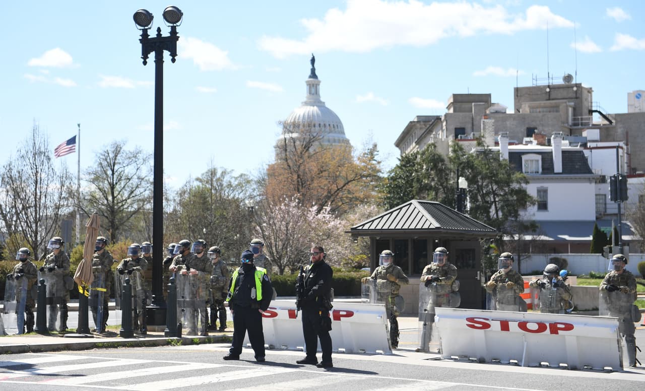 El accidente y tiroteo ocurrió en un puesto de control de paso al Capitolio, mientras el Congreso estaba en receso, aunque en las oficinas había algún personal trabajando.