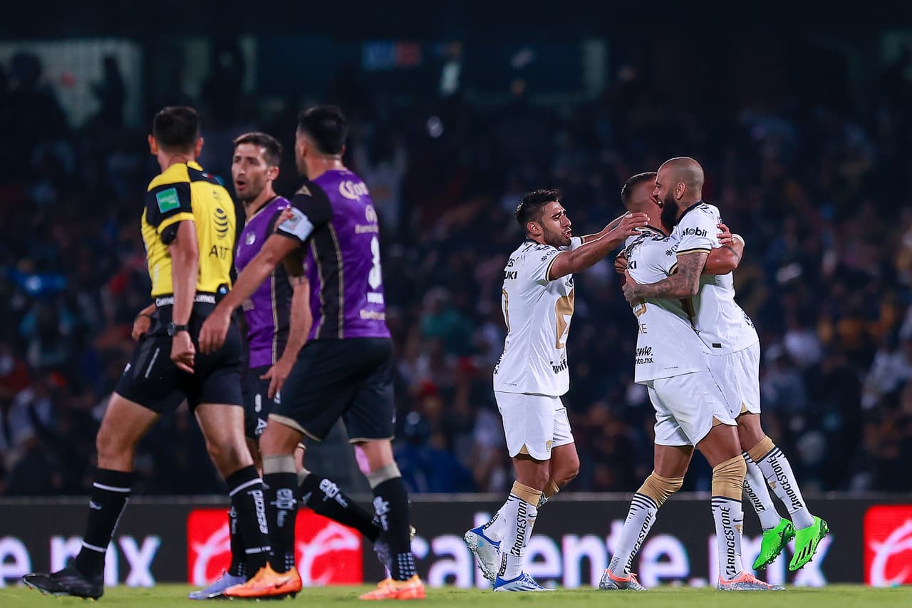 Dani Alves debutó como titular con Pumas en un pletórico estadio Olímpico Universitario en el que apenas pudieron rescatar el empate ante un aguerrido Mazatlán FC gracias a la asistencia del histórico brasileño sobre el final del partido.
