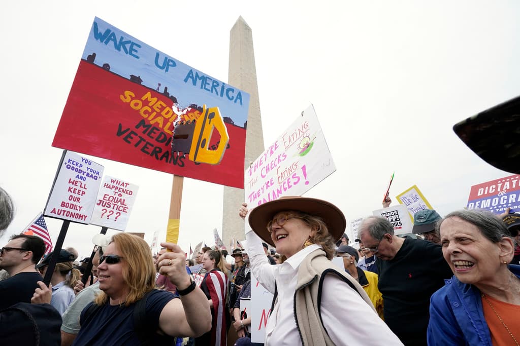 <b>Rechazo al desmantelamiento del gobierno</b>: Los manifestantes criticaron los despidos masivos en el sector público, el cierre de oficinas gubernamentales y la eliminación de agencias completas. (Washington DC)