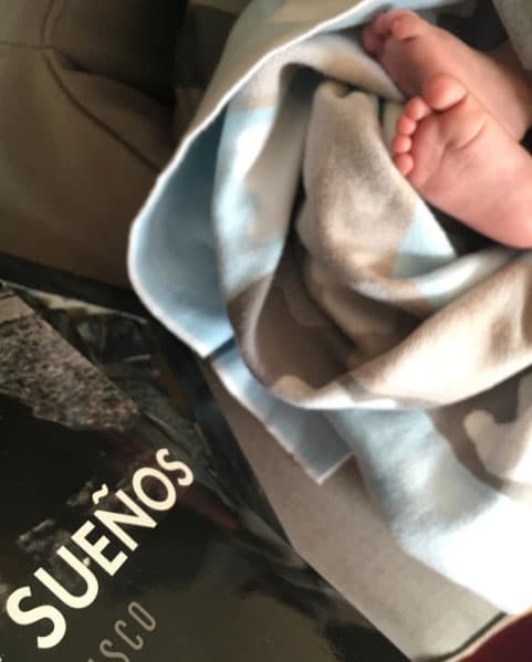 Este bebito ha cambiado la vida de
<b><a href="http://www.univision.com/temas/alfonso-herrera">Poncho</a></b> por completo, pues a pesar de su apretada agenda de trabajo, siempre tiene tiempo para cambiar pañales.