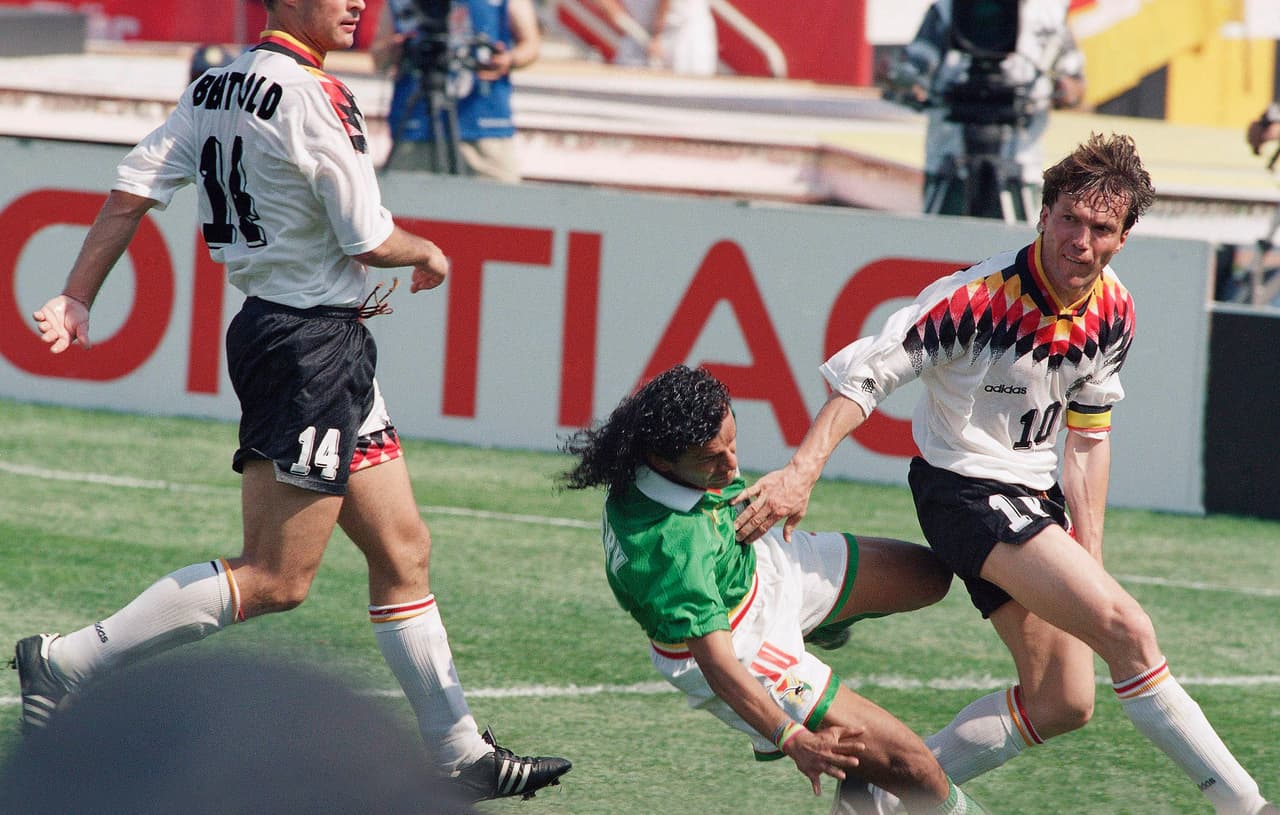 <b>Inauguración</b>
<br>El campeón en triunfo, Alemania, se midió ante la Selección de Bolivia en Chicago para dar inicio al Mundial. El conjunto teutón sufrió, pero se llevó la victoria por 1-0 con anotación de Jürgen Klinsmann.