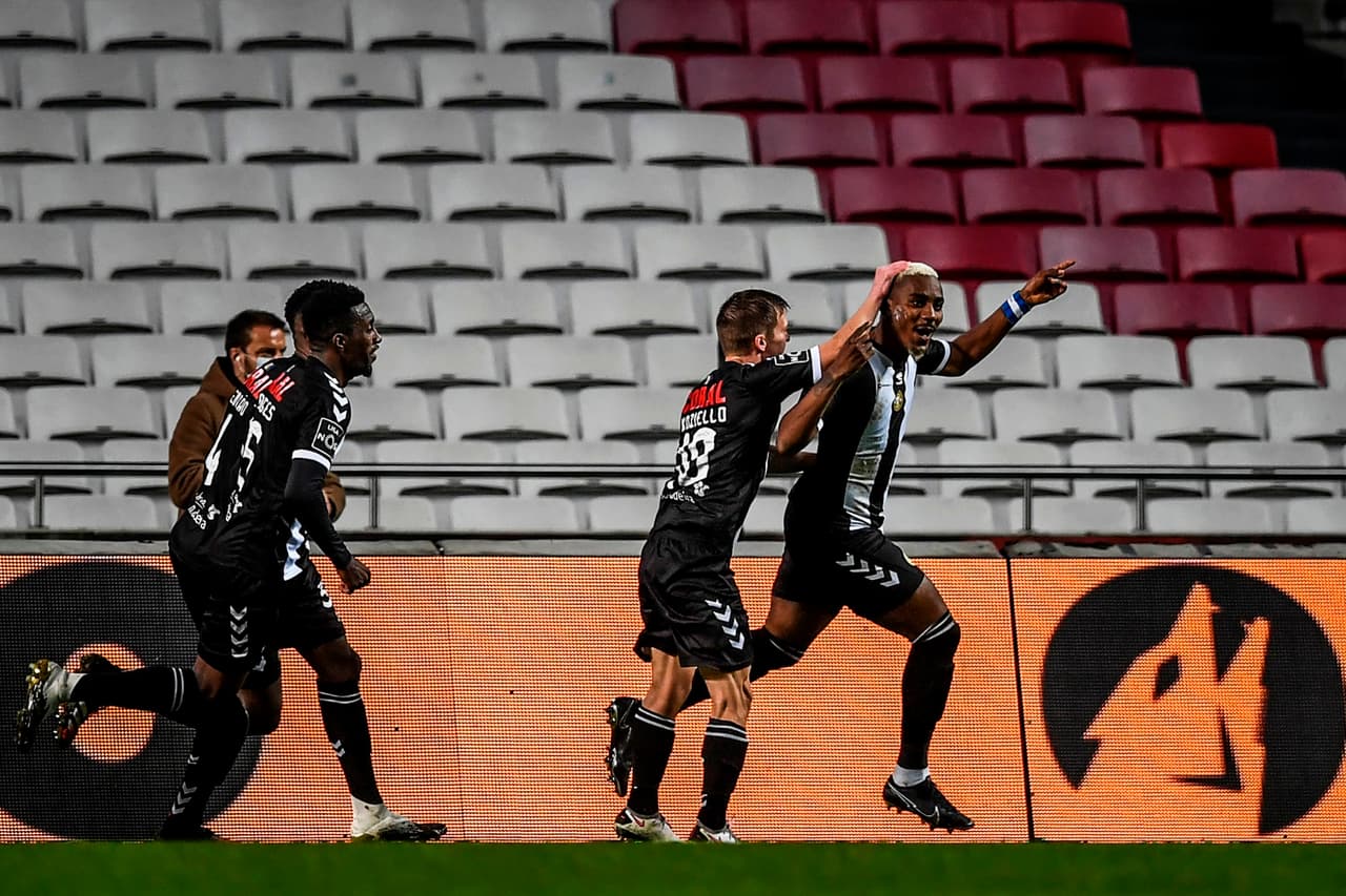 El hondureño Bryan Róchez anota en la remontada del CD Nacional