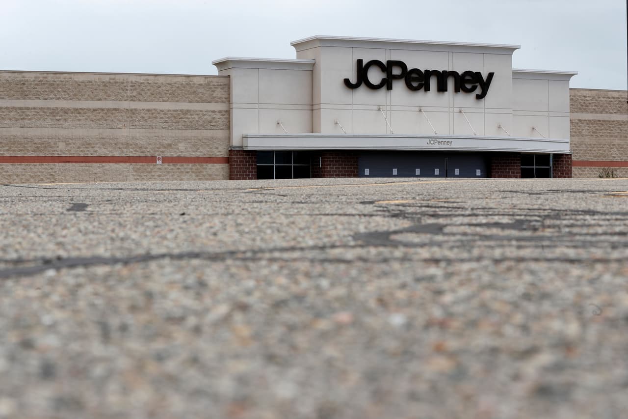<b>JCPenney. </b>La deuda multimillonaria de esta cadena de tiendas de ropa se sumó al cierre temporal de la mayoría de sus locales en todo el país por la pandemia. La empresa se declaró en bancarrota en mayo y anunció en junio que cerraría casi 150 de sus 846 tiendas. En septiembre reveló que llegó a un acuerdo para ser comprada por un grupo de propietarios de centros comerciales.
