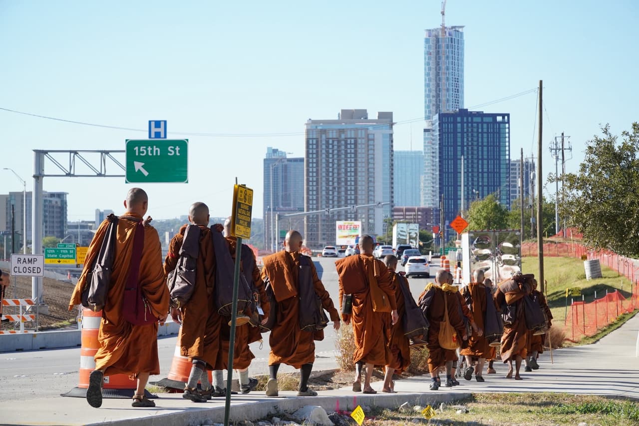 Monjes budistas sorprenden a residentes de Texas en su marcha por la paz
