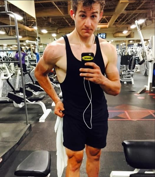 Pero lo más asombroso es que el joven actualmente se entrena para comer en competencias.