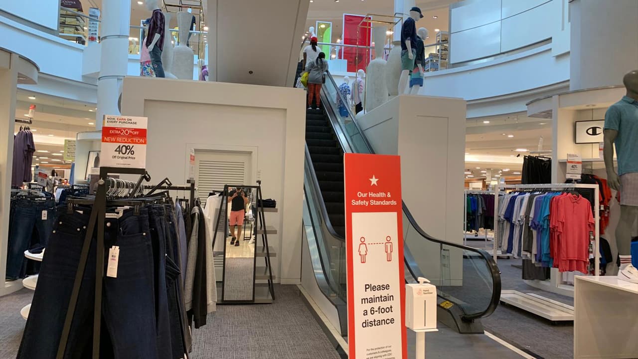 Incluso en Macy’s en donde se habría reportado el supuesto incidente, los compradores se miraban muy tranquilos.
<br>
<br>