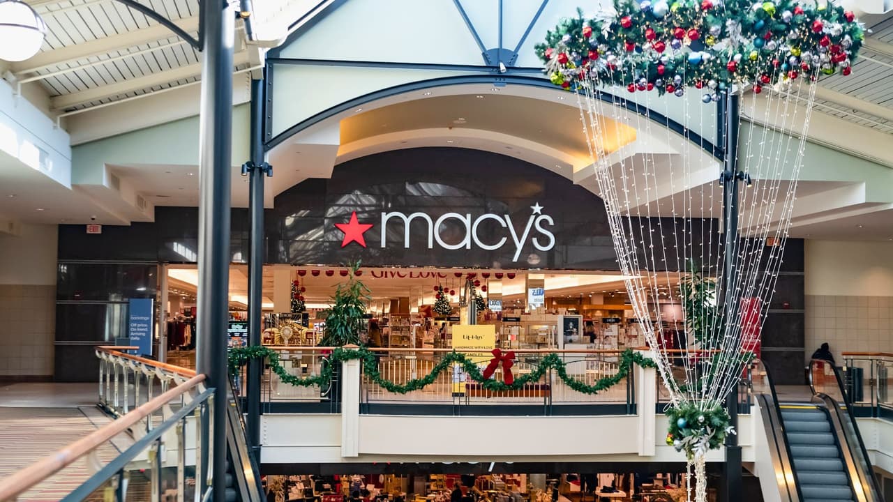 Macy’s, fundada en 1858, ha sido un símbolo del comercio estadounidense 🇺🇸 Su tienda en Herald Square, Nueva York 🗽, es famosa por ser la “más grande del mundo” y alberga eventos como el Desfile del Día de Acción de Gracias 🦃 y los fuegos artificiales del Cuatro de Julio 🎆.