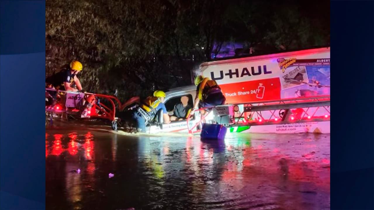 Esto provocó al menos 11 llamadas de auxilio al Departamento de Bomberos de Tucson en menos de una hora, donde lograron tres rescates.