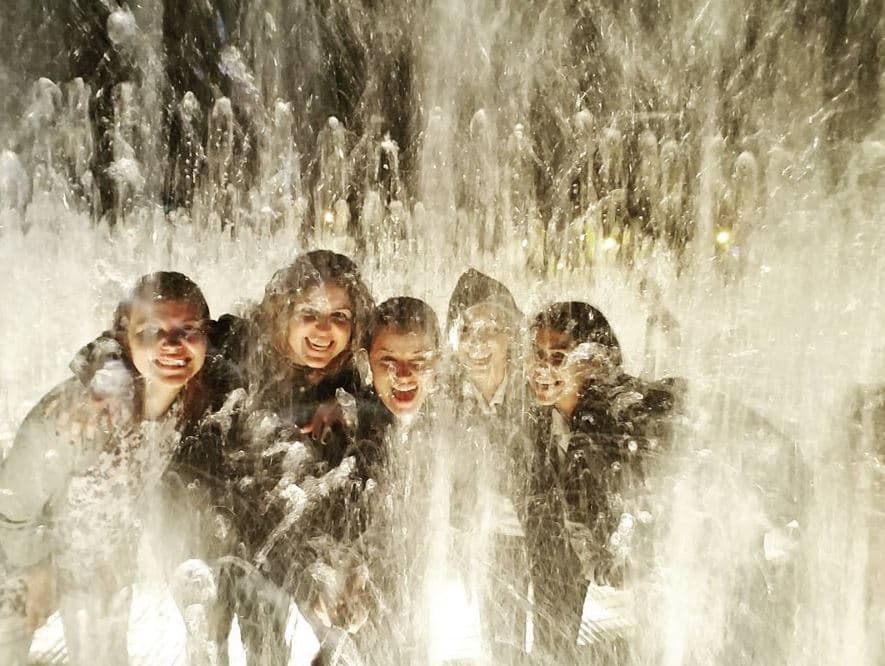 Y a juzgar por las fotos, no está pasandola nada mal. "⛲💦💕 #PeruNosLlama #travelingtheworld #familytrip #girlstrip2016".
<br>