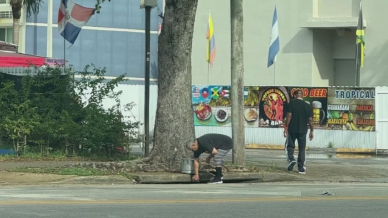 Arrestan a dos hombres por botar grasa de cocina en alcantarillado público