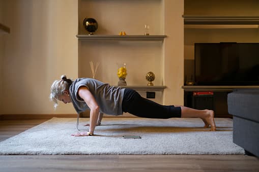 Están permitidas las actividades al aire libre como caminar, correr o andar en bicicleta, pero solo si mantiene la distancia social recomendada por expertos. Es decir, mantener seis pies de distancia de otras personas.
