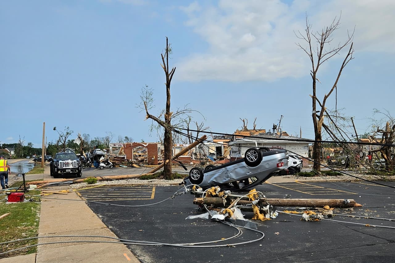 Esta fotografía, facilitada por Heather Schroeder, muestra escombros y edificios residenciales dañados después de que un tornado azotara la zona de Menasha, Wisconsin, el lunes 27 de julio de 2026.