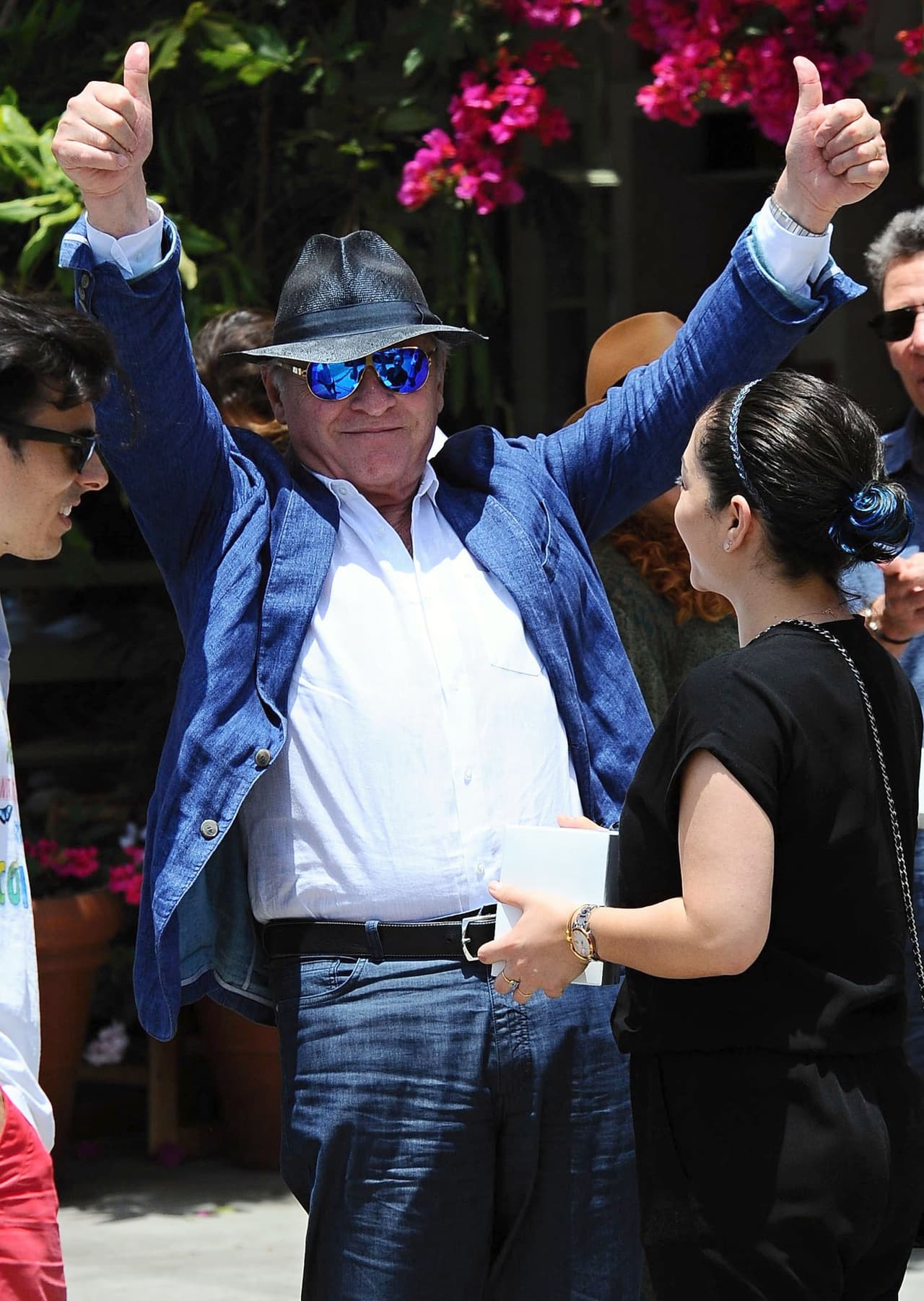 Saludaba a las cámaras sin problema de que lo estuvieran fotografiando.