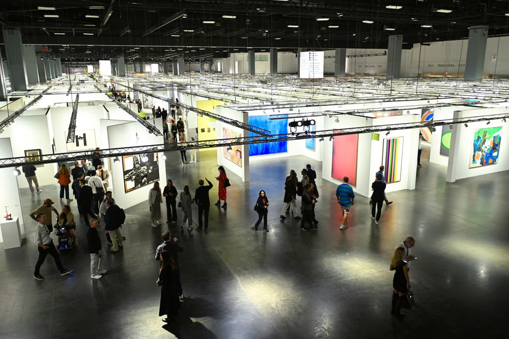 La feria de arte Art Basel Miami Beach 2024 reúne a 277 galerías de 39 países, destacando la diversidad artística global.