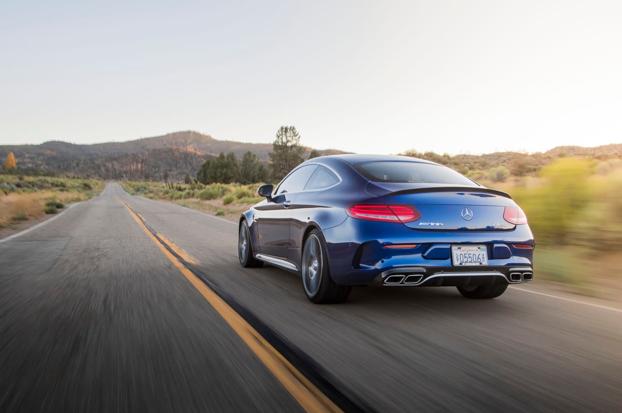 A primera vista es fácil apreciar las proporciones balanceadas del Mercedes-AMG C63 Coupe 2017. No dejar de impactarnos el saber que apenas comparte el techo, las puertas y la tapa del baúl con el modelo regular.