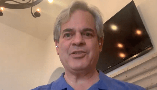 El alcalde de Austin pidió a la población quedarse en casa mientras vacacionaba en México