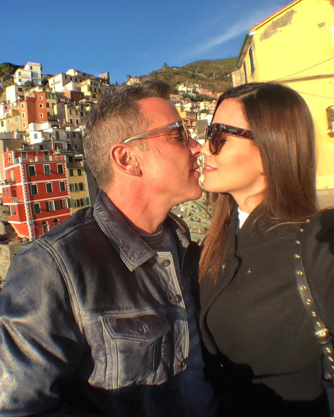 Los recién casados siguen disfrutando de su romance y compartiéndolo con sus admiradores, y pronto podrían tener la boda que tanto soñaron, donde 
<b><a href="https://www.univision.com/shows/el-gordo-y-la-flaca/karina-banda-le-recuerda-a-raul-sera-padrino-de-anillos-en-su-gran-boda-de-2021-con-carlos-ponce-video" target="_blank">Raúl de Molina podría ser el padrino de anillos</a></b>.