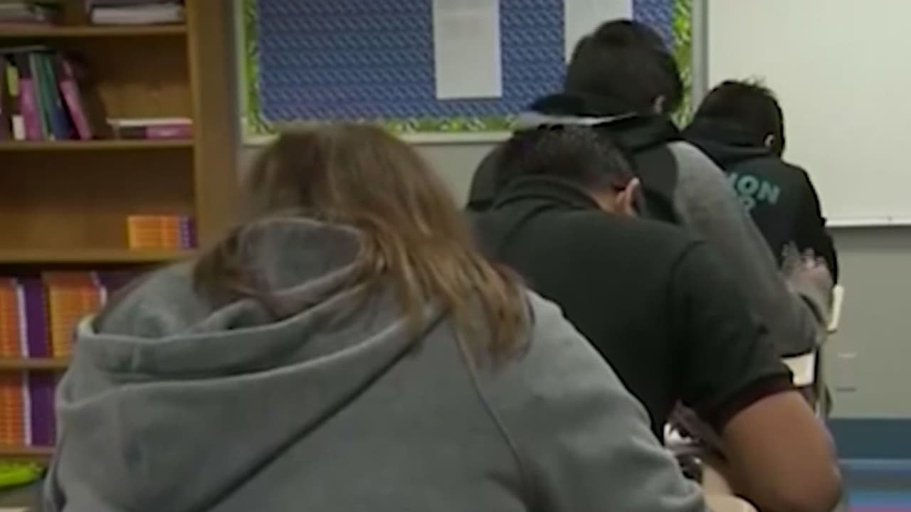 Candidatos demócratas debaten seguridad y educación bilingüe en Arizona