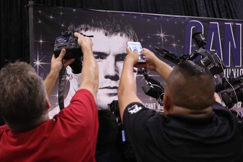 Todos buscando el mejor ángulo del pugilista mexicano.