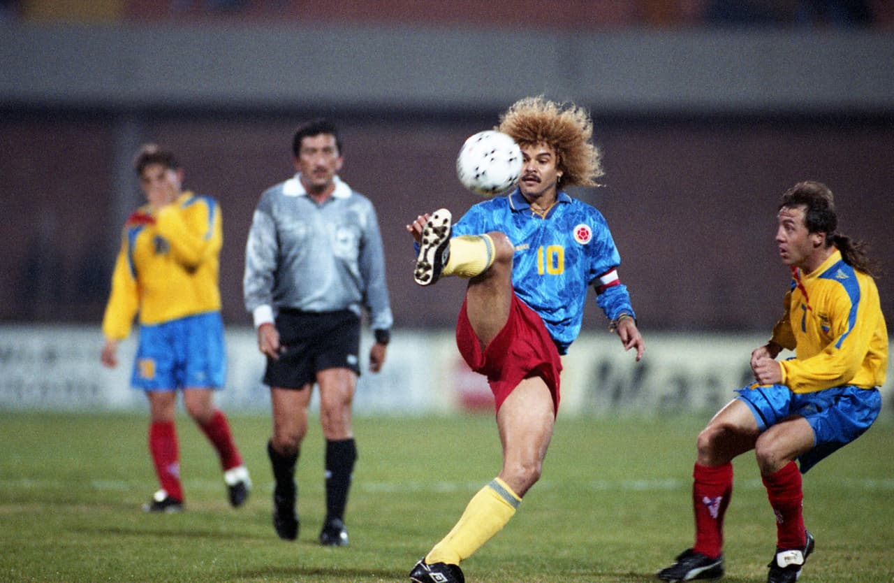 Foto de accion durante el Partido Colombia 1-0 Ecuador en el Estadio Atilio Paiva Olivera, Partido Correspondiente a la Copa America Uruguay 1995, en la foto: Carlos Valderrama 10/Julio/1995/ MEXSPORT/ David Leah
