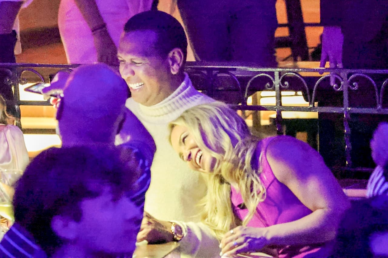 Todo fue risas y arrumacos en su noche de fiesta en Italia.