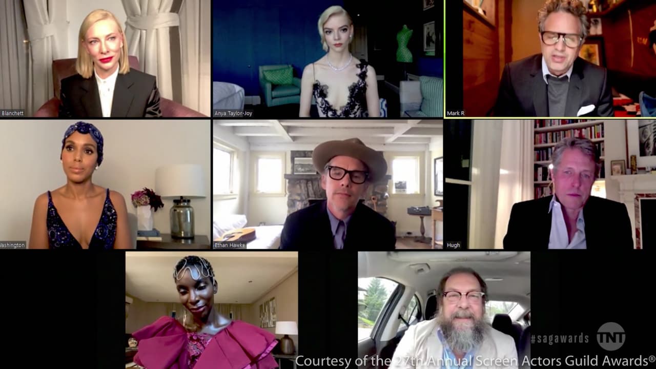 Este año, la edición 27 de los premios SAG 2021 lució sin el glamur de su tradicional alfombra roja y tuvo que ser virtual y condensada en una hora debido a las restricciones sanitarias. La gala estaba programada originalmente para el 14 de marzo, pero se cambió la fecha para evitar 
<b><a href="https://www.univision.com/famosos/grammy-2021-alfombra-roja-harry-styles-taylor-swift-bad-bunny-lizzo-otros-famosos-fotos" target="_blank">empalmarse con los GRAMMY. </a></b>