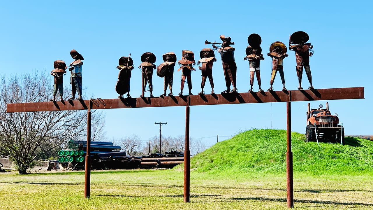En honor a la cultura latina, una banda de mariachis forma parte de la exhibición.
