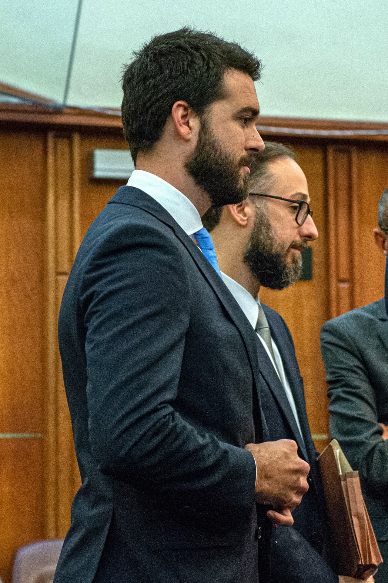 "
<b>Yo hablo lo más que puedo con él</b>, lo saludo, veo cómo está, tratamos de hablar de otras cosas que no tengan que ser la situación”. 
<br>