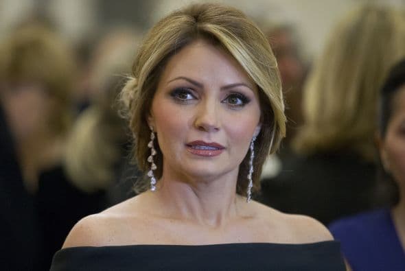 ¡No te hubieras quitado el peluchito, Angie!