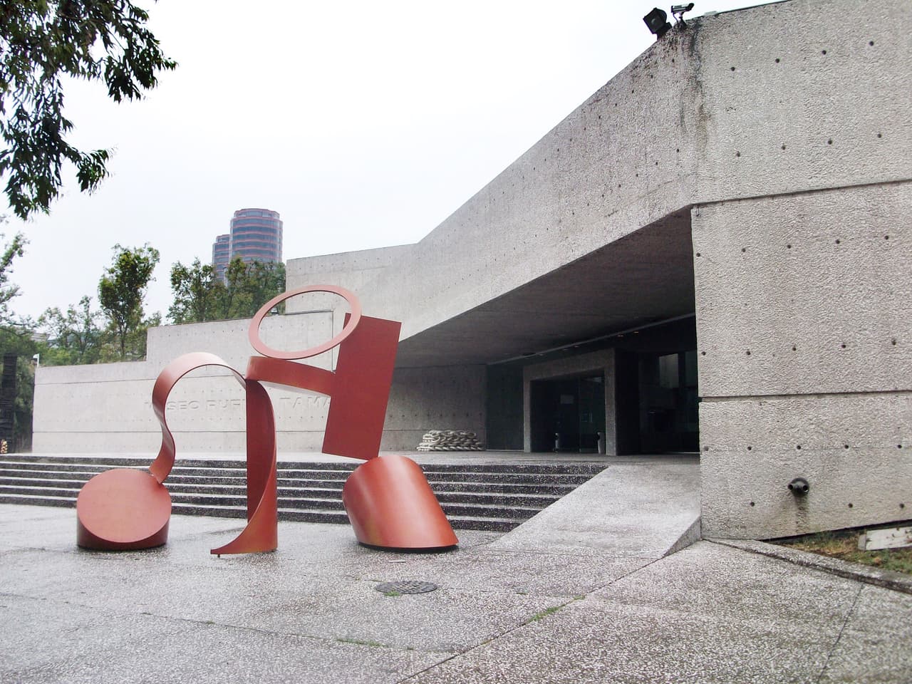 <b>Museo Rufino Tamayo</b>. Inaugurado en 1981, el museo de arte contemporáneo Rufino Tamayo fue diseñado por Abraham Zabludovsky y Teodoro González de León y bajo la iniciativa y supervisión del coleccionista Rufino Blanco Tamayo, quien consideró esta obra una pieza más de este centro de arte. El museo es parte del patrimonio nacional mexicano, bajo la administración del Instituto Nacional de Bellas Artes.