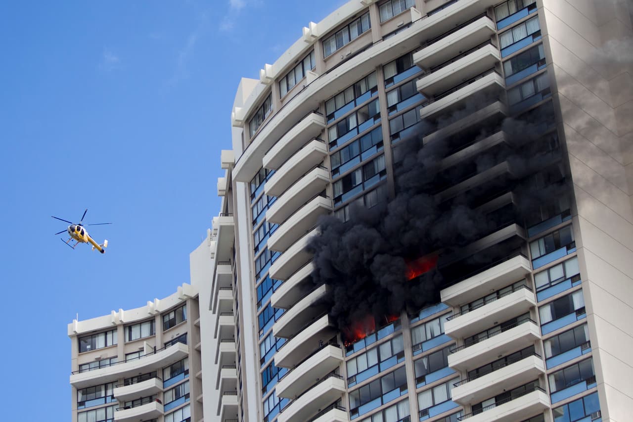 El edificio Marco Polo situado cerca del barrio de Waikiki tiene 31 pisos. El fuego se inició el viernes en la planta 26 y se extendió al piso superior y a varios apartamentos.