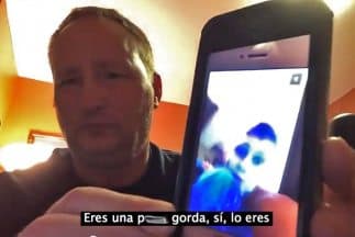 Bradley Knudson, de Prior Lake, Minnesota exhibe a los 'acosadores' de su hija.